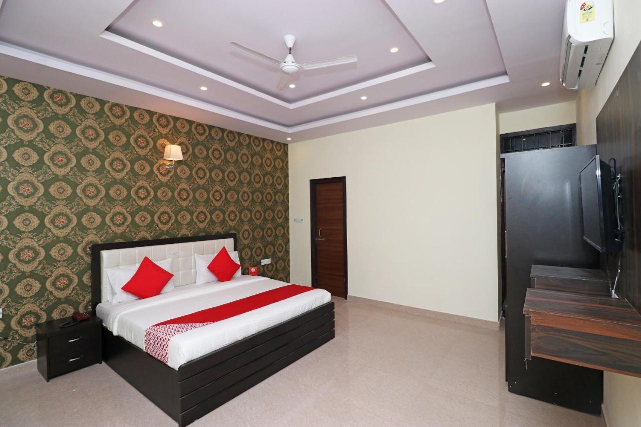 Capital O Hotel Royal Inn Near Gomti Riverfront Park Lucknow Zewnętrze zdjęcie